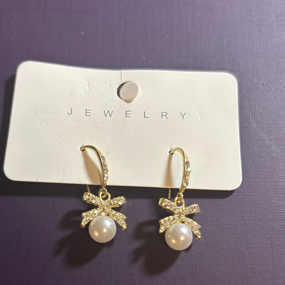 Elegant Gold and Pearl Drop Earrings